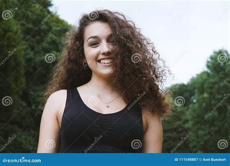 Gl Ckliche Jugendliche Mit Dem Langen Gelockten Haar Des Brunette In Der Natur Stockbild Bild