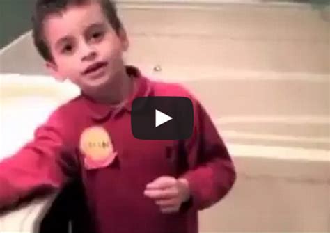 Esse garoto acabou de conhecer um casal gay pela primeira vez Sua reação É melhor você ver