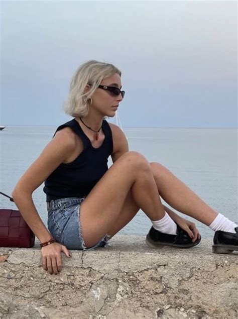 Emma Chamberlain Short Blonde Hair Blonde Bob Hairstyles Short Bleached Hair