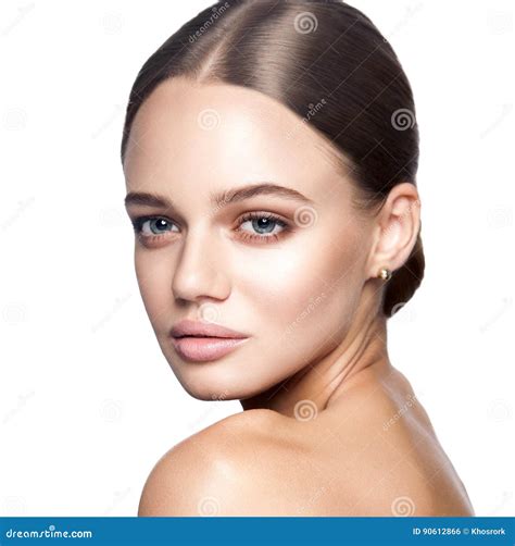 Beauté Calme Portrait De Belle Jeune Femme Blonde Avec Le Maquillage Nu Les Yeux Bleus La