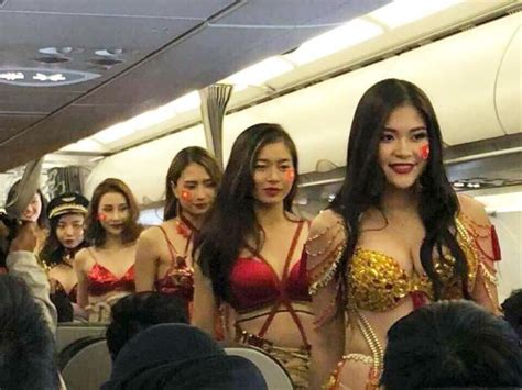 Màn diễn bikini phản cảm đón U VN lên loạt báo nước ngoài