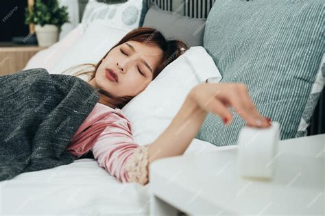 Premium Photo Selective Focus Asian Girl Sleeping In Bed Is Pressing