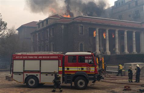 fotos  gran incendio alcanza la historica universidad de ciudad del