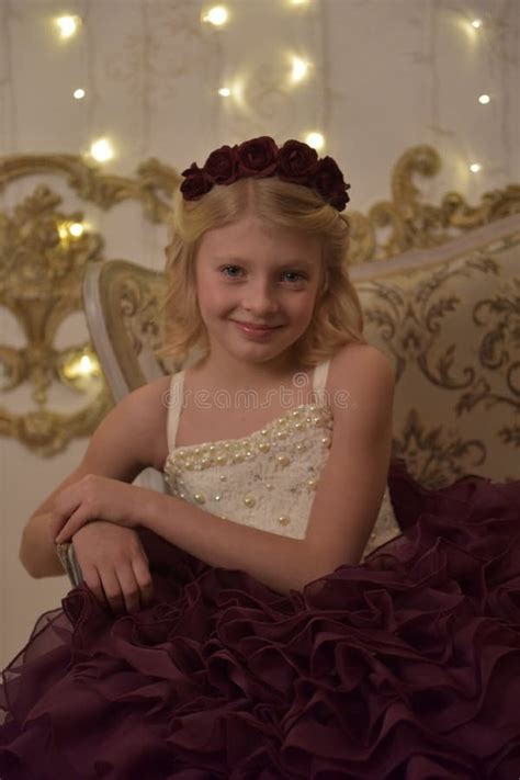 Blonde Prinzessin In Elegantem Schwarzfestes Kleid Mit Einem Gelben Kleid Im Inneren