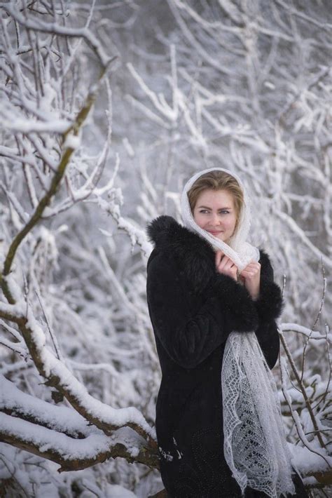 Девушка в пуховом платке | Шуба, Портрет