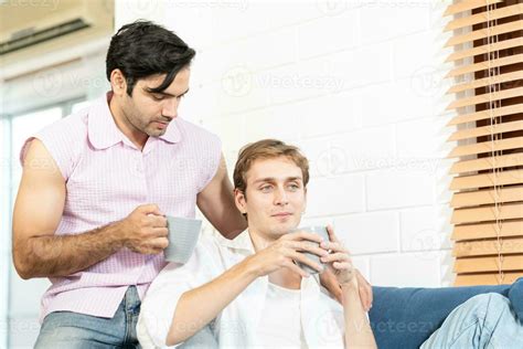 Lgbt Gay Pareja Participaci N Taza De Caf Pareja De Gay Hombres Bebiendo Caf A Hogar Gay