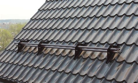 Установка снегозадержателей на крышу своими руками