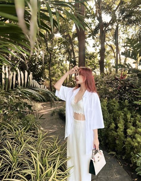 Hot girl ngân hàng hot nhất hội WAGs Việt mặc kín vẫn đẹp mê