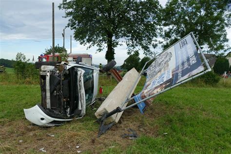 J Hriger Fahrer Kracht Mit Auto Gegen Baum Und Berschl Gt Sich