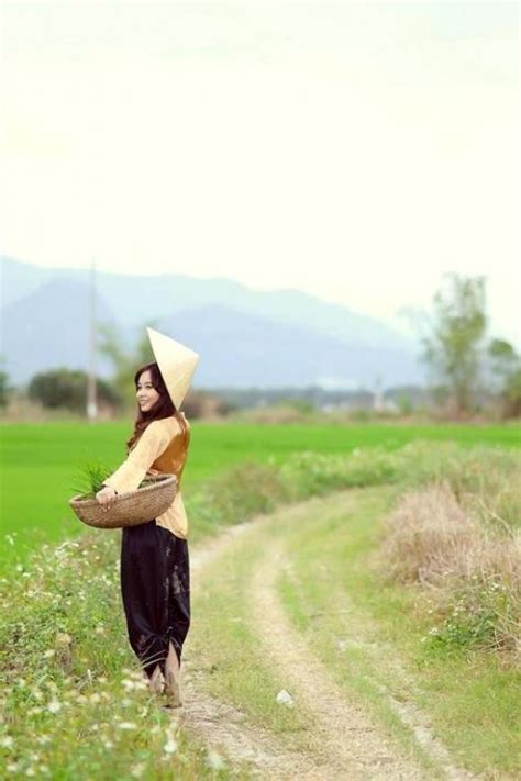 Hot girl xinh đẹp hóa thôn nữ xuống ruộng đi cấy