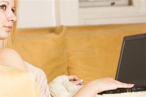 Reizvolle Junge Blonde Frau Im Bikini Durch Das Pool Stockfoto Bild Von Gl Cklich Blau