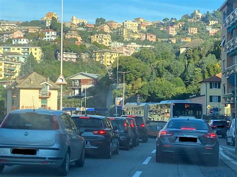 Genova, traffico in tilt in corso Europa dopo l'incidente a San Martino