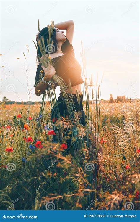 Jonge Brunette Mooie Vrouw Met Zwarte Open Schouders Boven En Rok In Wilde Zomervelden Met