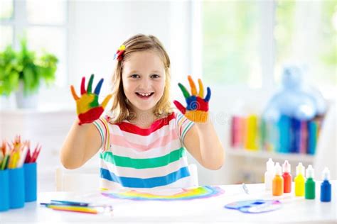 Pittura Per Bambini Pittura Infantile Disegno Della Ragazzina