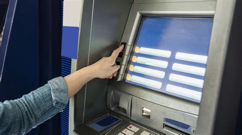 Por qué debes evitar retirar dinero del cajero automático