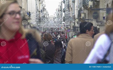 Calle Llena De Gente Gente Caminando Cerca De Las Tiendas En El