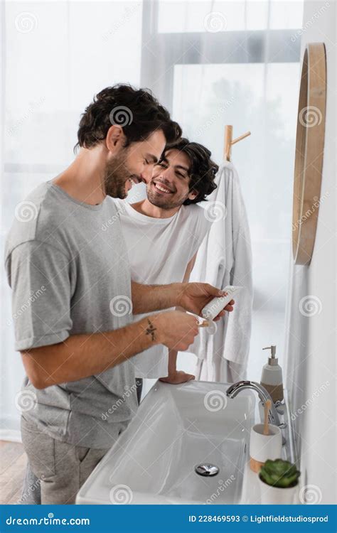 Gay Feliz Olhando Para O Namorado Imagem De Stock Imagem De Feliz Alegria