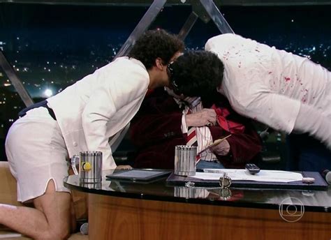 Click Feira Jô Soares surpreende beijo gay triplo em programa da Globo