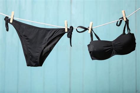 Bikini Elegante Que Cuelga En Cuerda Foto De Archivo Imagen De Playa Fashionable