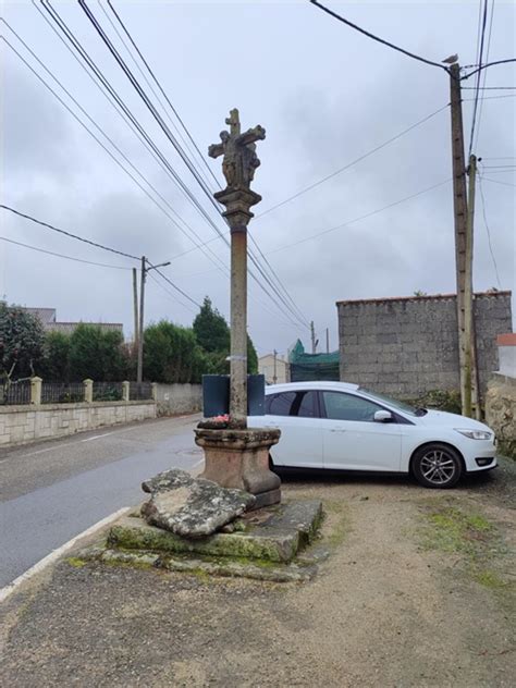 EL CALVARIO DE UN CRUCEIRO: Ni Dios paga por el cruceiro de A Roza