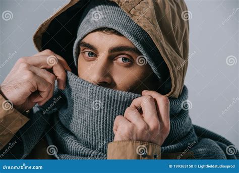 Молодой человек, представляющих в шляпе, платок и капюшоне ...