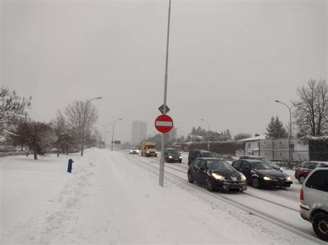 Trudne warunki na drogach w Rzeszowie Ponad 50 pojazdów odśnieża ulice