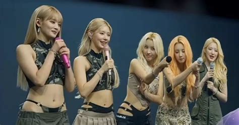 Nhóm nhạc nữ gây tranh cãi gay gắt khi mặc hở bạo lên sân khấu biểu diễn Tinmoi