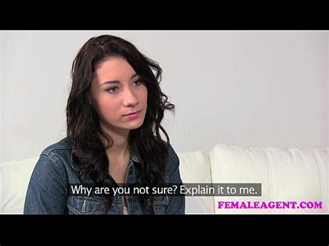 FemaleAgent Belleza tímida practica sus habilidades para lamer el coño con un agente XVIDEOS