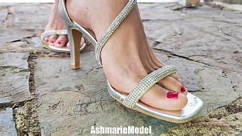 Chatte Poilue En Jupe En Public Et Jambes Poilues En Talons XVIDEOS