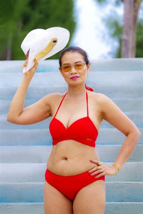 Mujer En Bikini Rojo Bastante Con Sol En La Playa Imagen De Archivo Imagen De Oc Ano