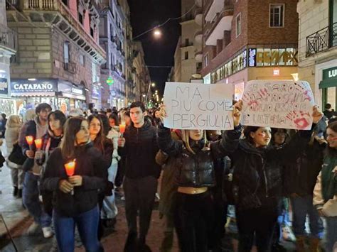 Fiaccolata Per Giulia A Napoli In Centinaia In Piazza Notizie Ansa It