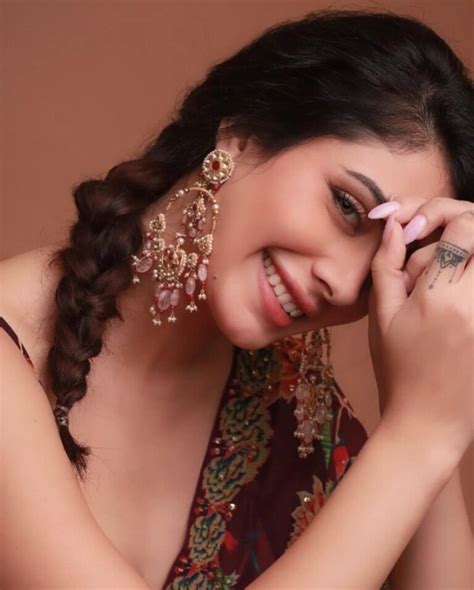 Warina Hussain Hot Photos Pics New Images HD Wallpapers