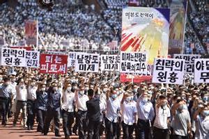 Puluhan Ribu Warga Korea Utara Unjuk Rasa Anti-Amerika Saat Peringati ...