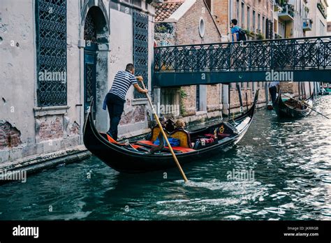 Gondola Avec Les Touristes Sur Un Canal Venise Venise Est Une