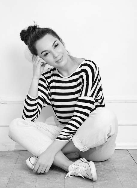 Portrait De Mod Le De Jeune Fille Belle Jeune Femme Brune Avec Du Maquillage Nude Dans Des