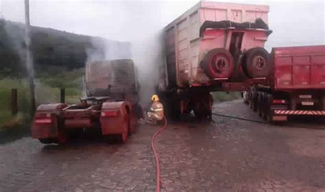 Bombeiros combatem incêndio em veículos estacionados em posto