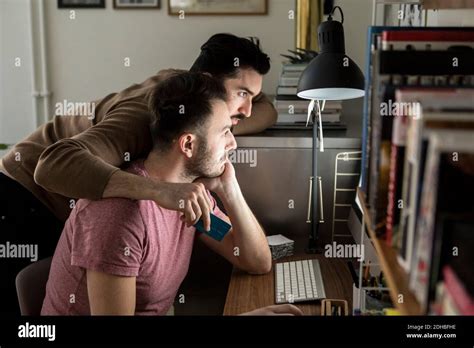Homme gay main dans la main Banque de photographies et dimages à haute résolution Alamy