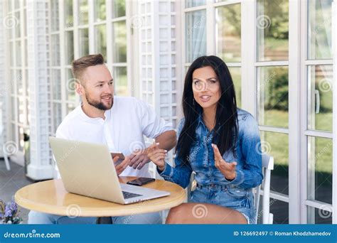 Een Aantrekkelijk Brunette Met Lang Haar Spreekt Achter De Schermen Over Iets Aan Haar Vriend