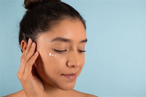 Mujer Latina Joven Con Piel Limpia Y Hermosa Y Crema Facial Foto Premium