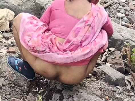 Indian Desi Aunty Very Sexy Ass Showing At Pissing Time