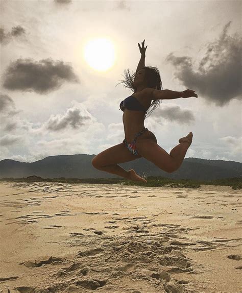 Ego Carol Nakamura Posa De Biqu Ni E Faz Foto Divertida Em Praia