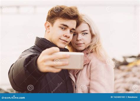 Amare Adolescenti Ad Un Appuntamento Un Bel Ragazzo Brunette E Una