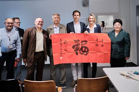 Treffen des chinesischen Roten Kreuzes und Goldstück