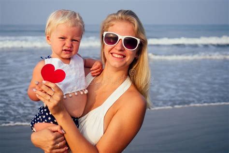 Kute Blonde Meid En Moeder Houden Een Klein Papieren Hart Op Het Strand
