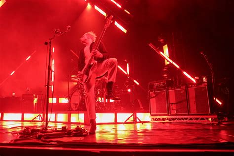 Queens Of The Stone Age Michael Shuman 3 16 Laut De Foto