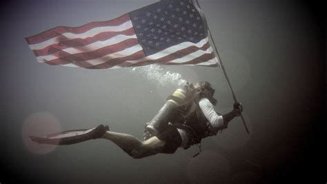 Dive company places monument, flag in Destin depths