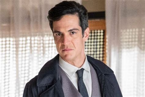 Mateus Solano relembra beijo gay em novela O afeto é a base de tudo Metrópoles