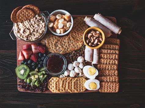 Smart Snacking: How To Choose Healthy Crackers