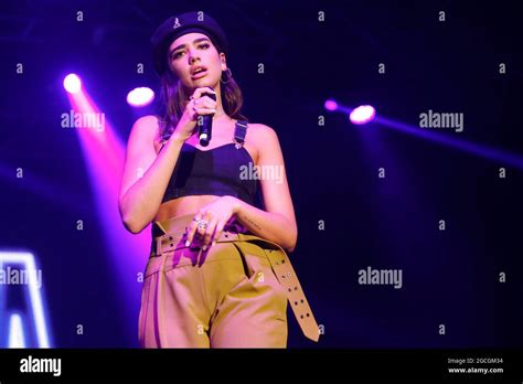 Chanteuse dua lipa Banque de photographies et dimages à haute