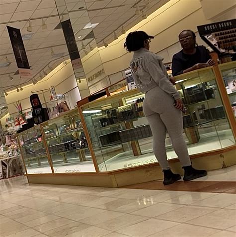 Hot Ebony Chick In Gray Leggings W A Huge Perfect Ass Spandex Leggings Yoga Pants Forum